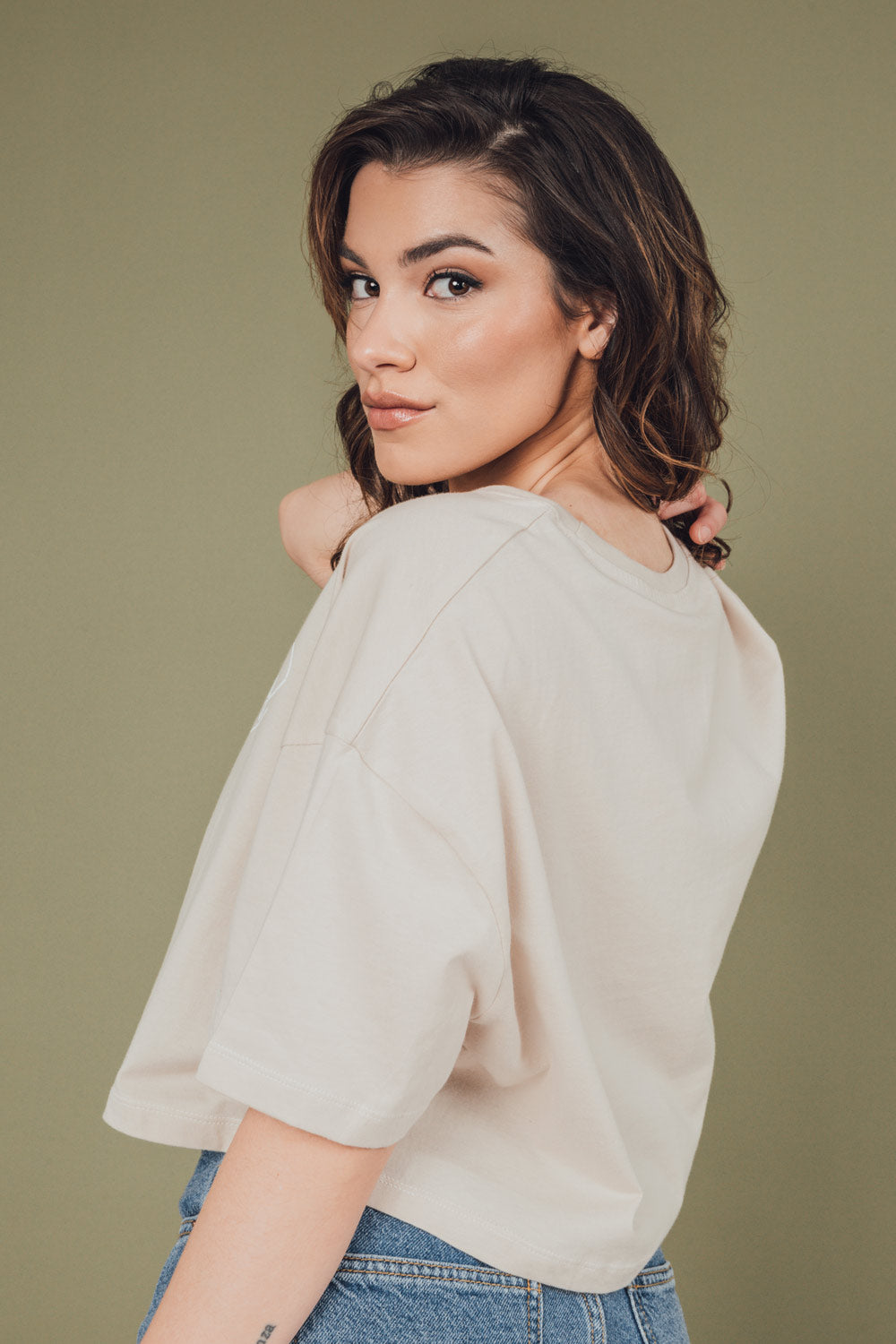 Huy Beige Cropped T-Shirt w/ Print | La petite garçonne model side nana