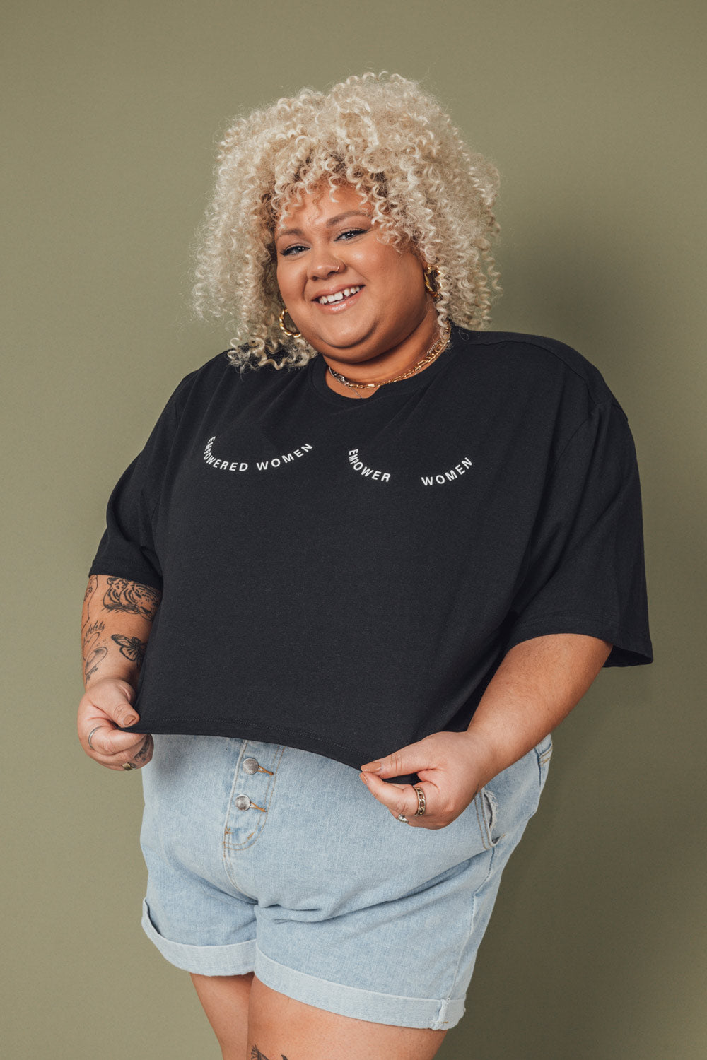 Huy Black Cropped T-Shirt w/ Print | La petite garçonne nana model