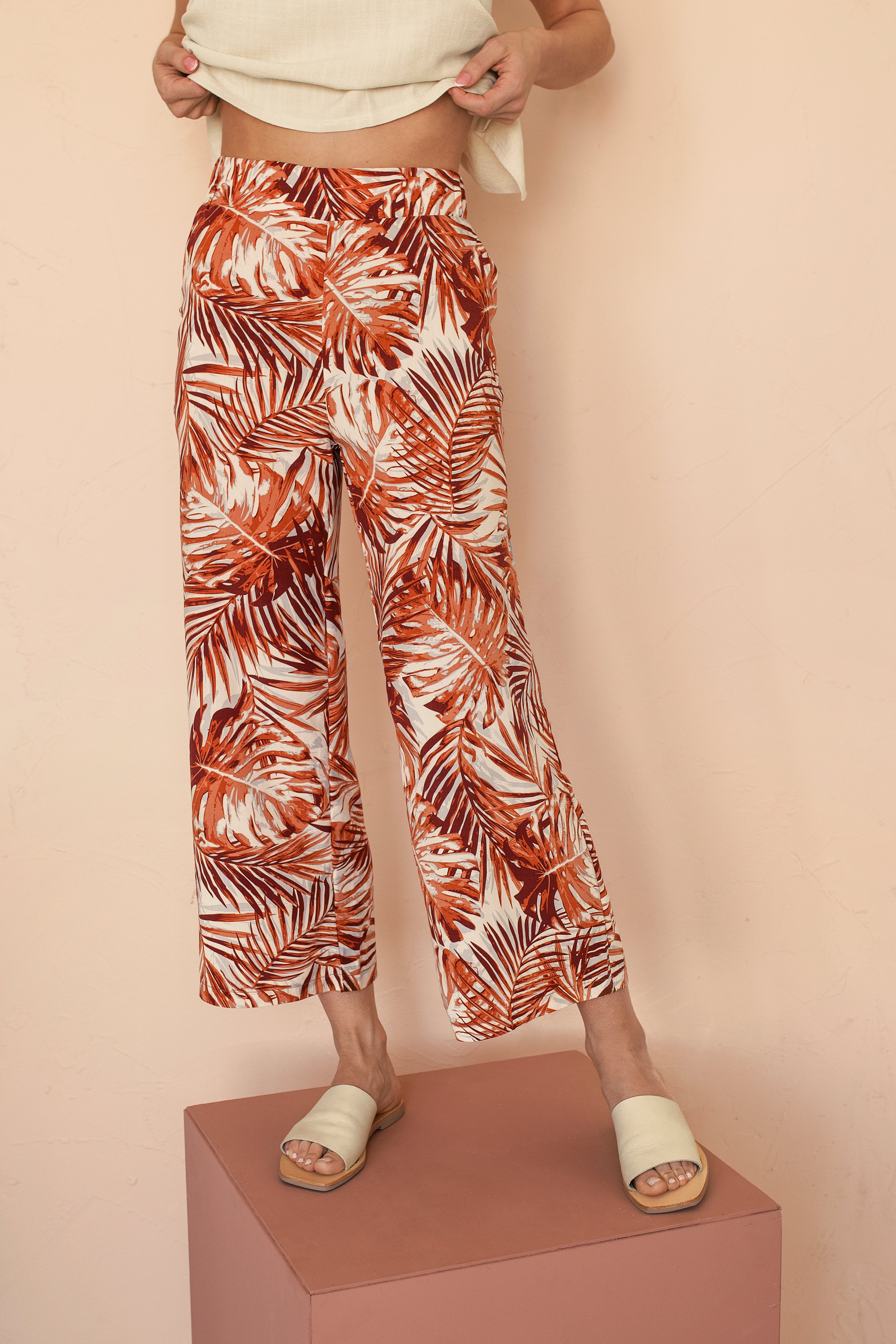 Mimy Leaves High Waist Wide Leg 3/4 Pants | La petite garçonne model