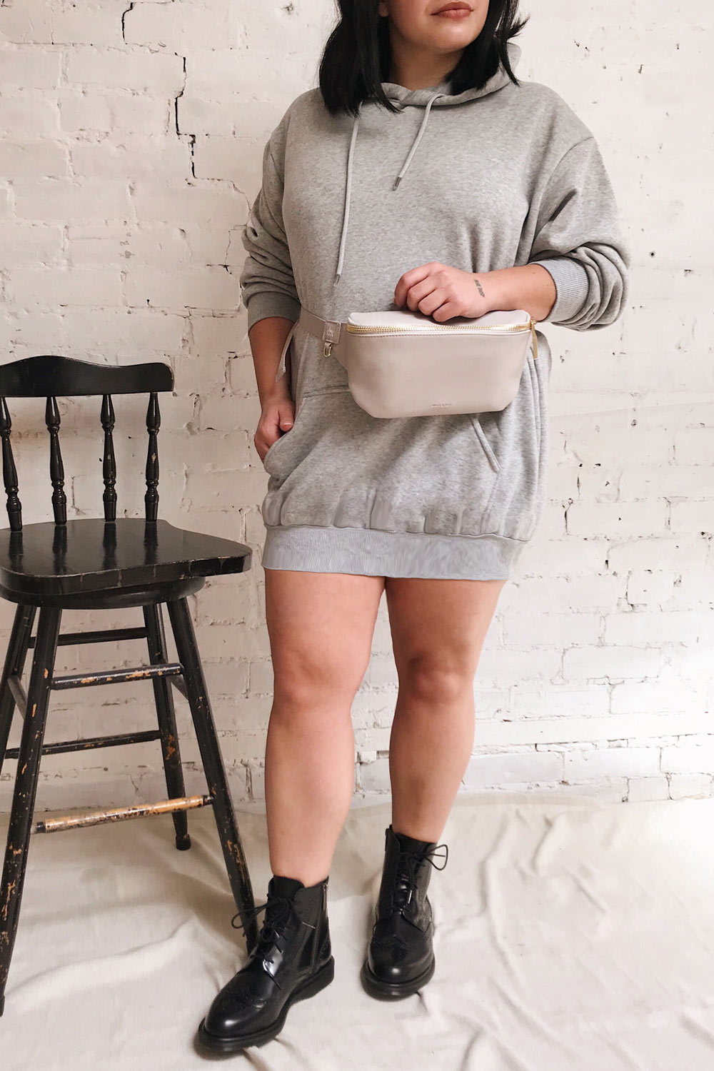 Viely Grey Vegan Leather Fanny Pack | La petite garçonne model look 1