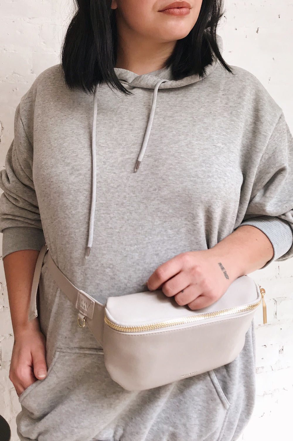 Juxue Rock Grey Oversized Hoodie | La petite garçonne model