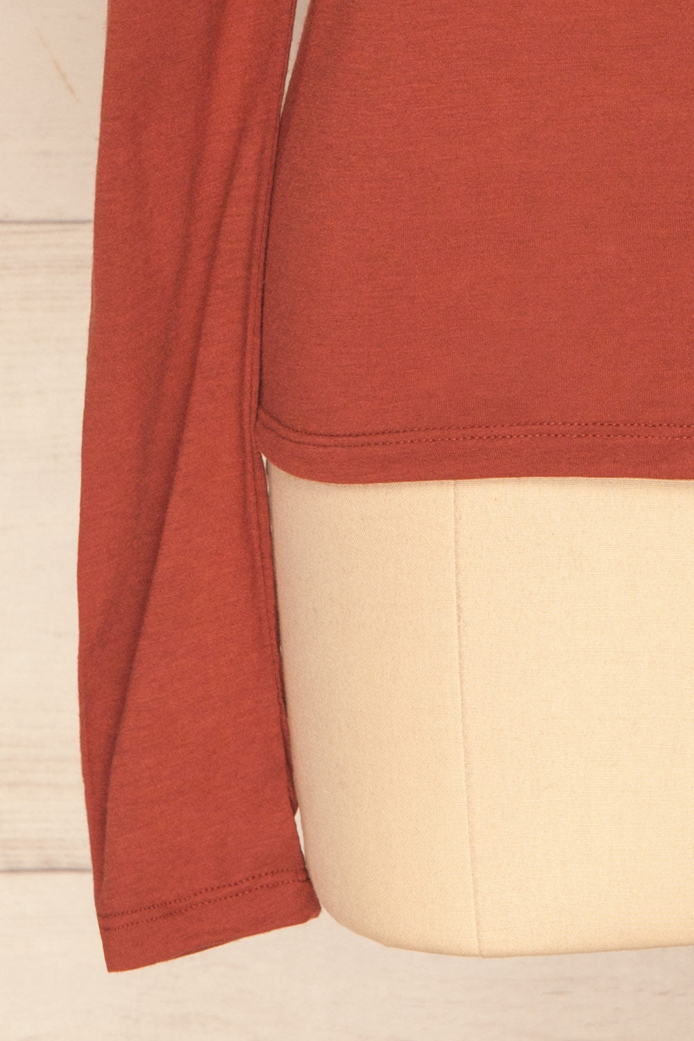 Kamien Coraline Rust Orange Turtleneck Top | BOTTOM CLOSE UP | La Petite Garçonne