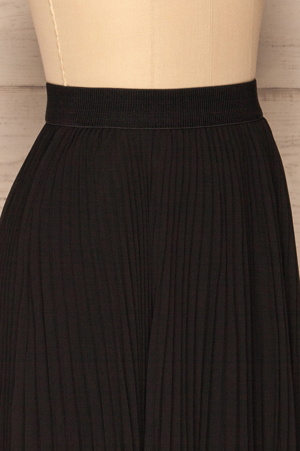 Kornik Coal Black Pleated Midi Skirt| SIDE CLOSE UP | La Petite Garçonne