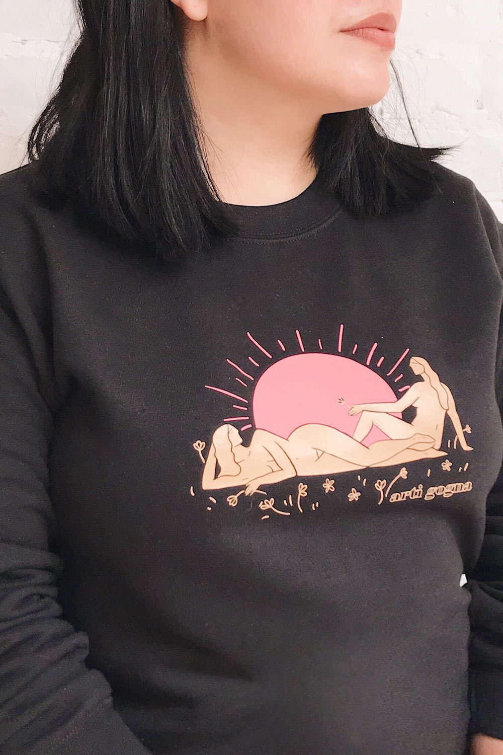 Lagoa Black Crew Neck Sweatshirt | La petite garçonne on model