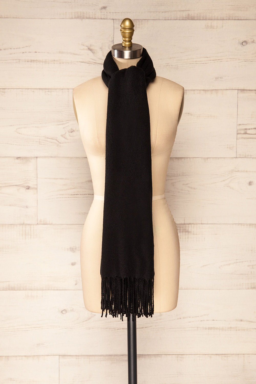 Le Baiser Black Soft Knitted Scarf | La petite garçonne knot close-up