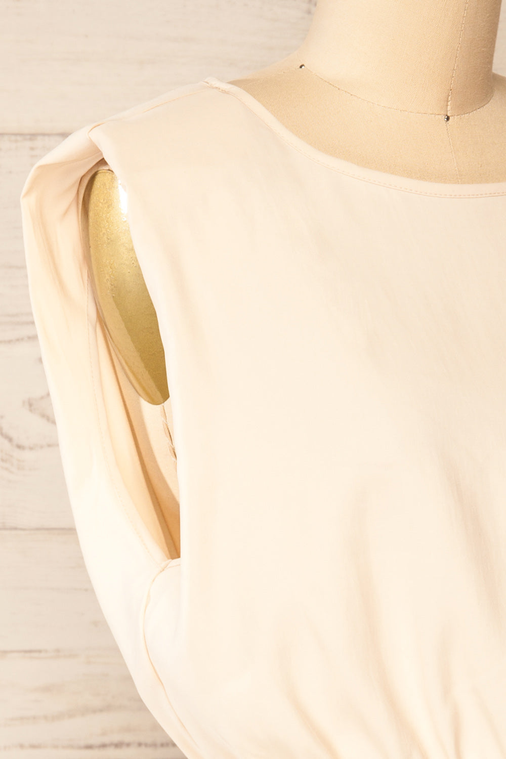 Leon Cream Shoulder Pads Crop Top | La petite garçonne side close-up