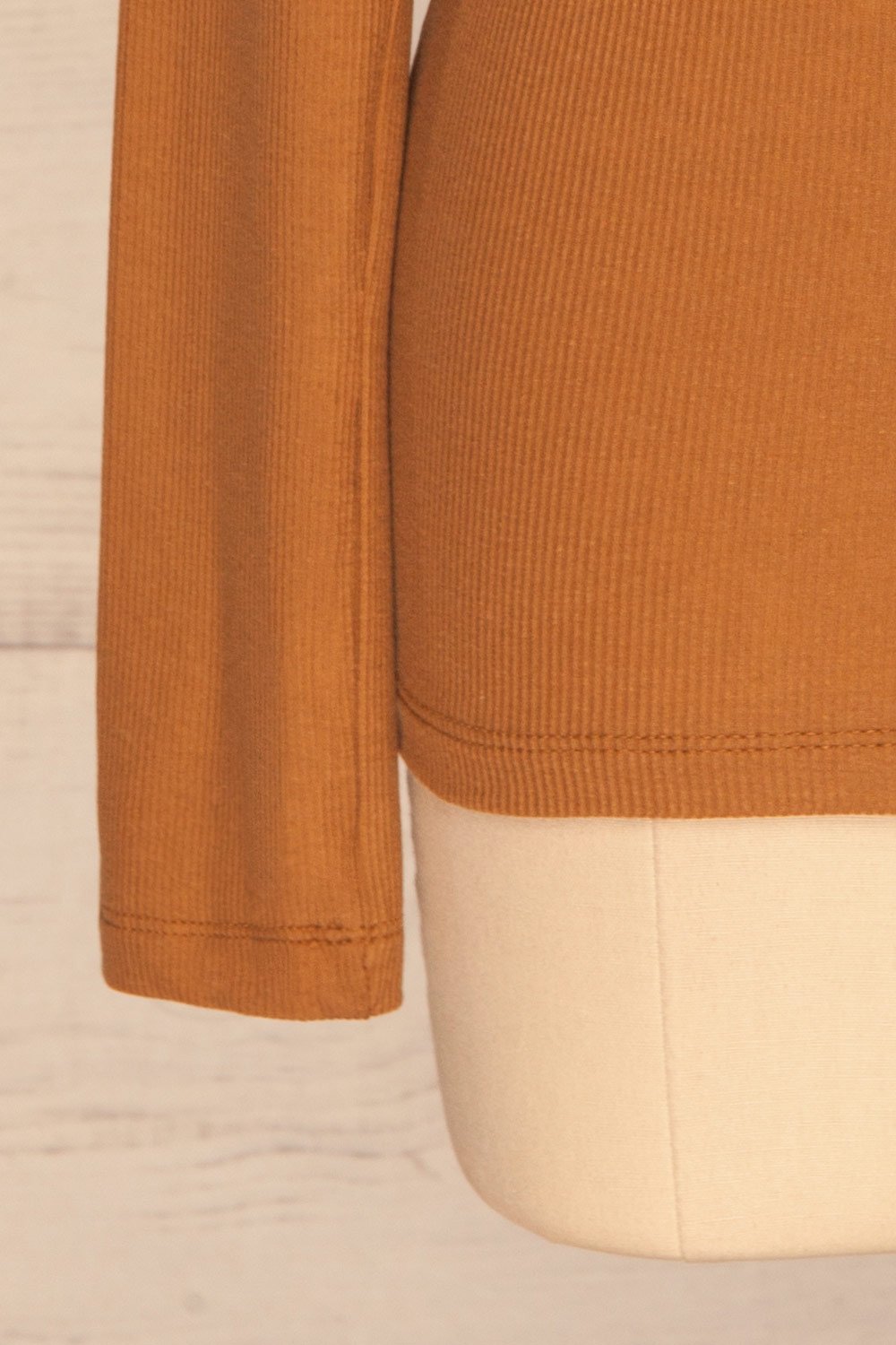 Loksa Brown Turtleneck | Col Roulé Brun sleeve close up | La Petite Garçonne