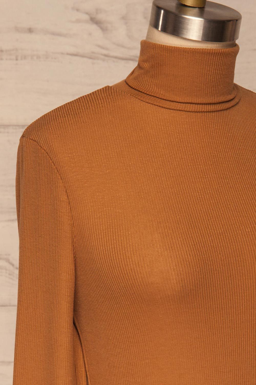 Loksa Brown Turtleneck | Col Roulé Brun side close up | La Petite Garçonne