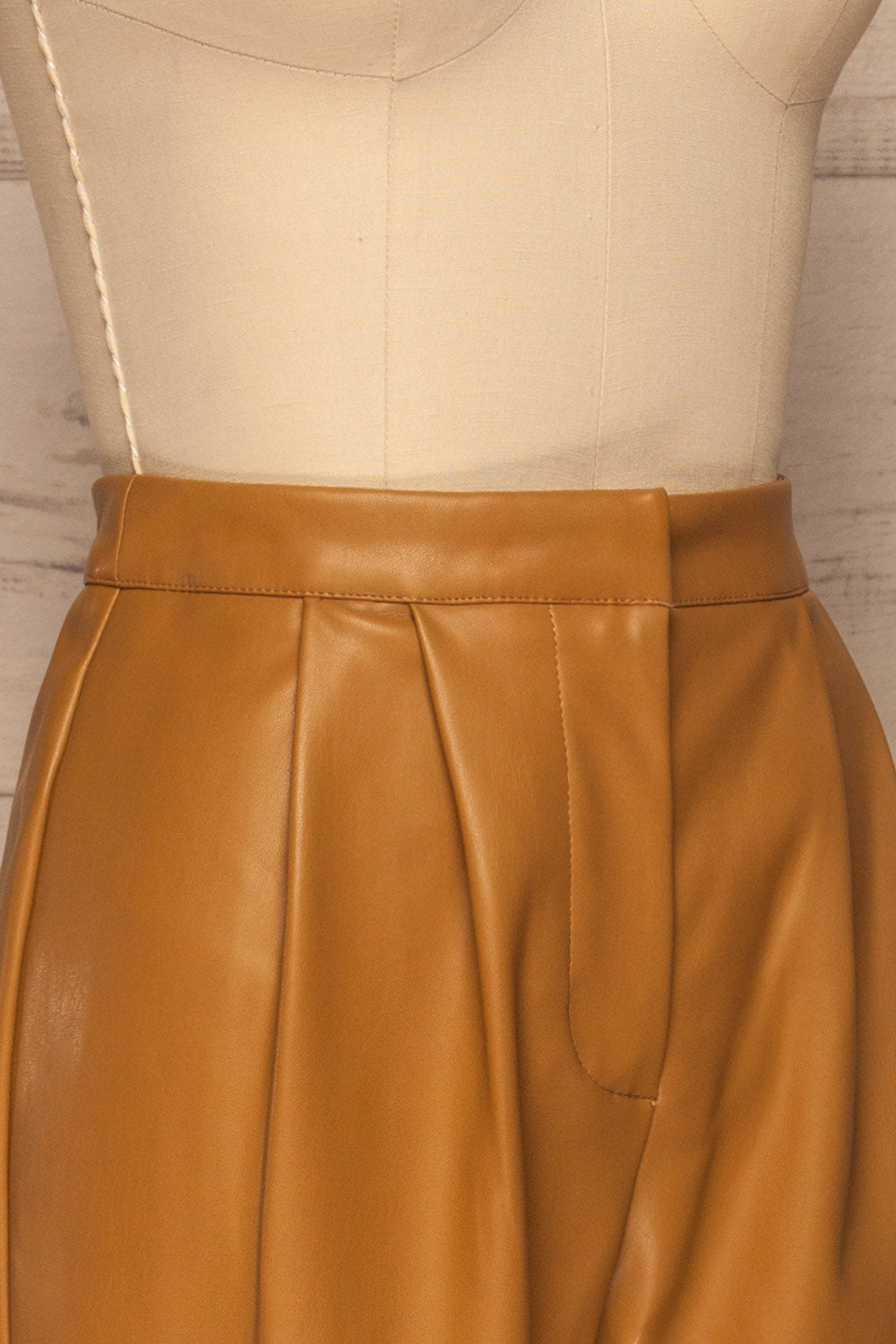 Naarden Ginger Brown Faux-Leather Pants | La petite garçonne side close-up