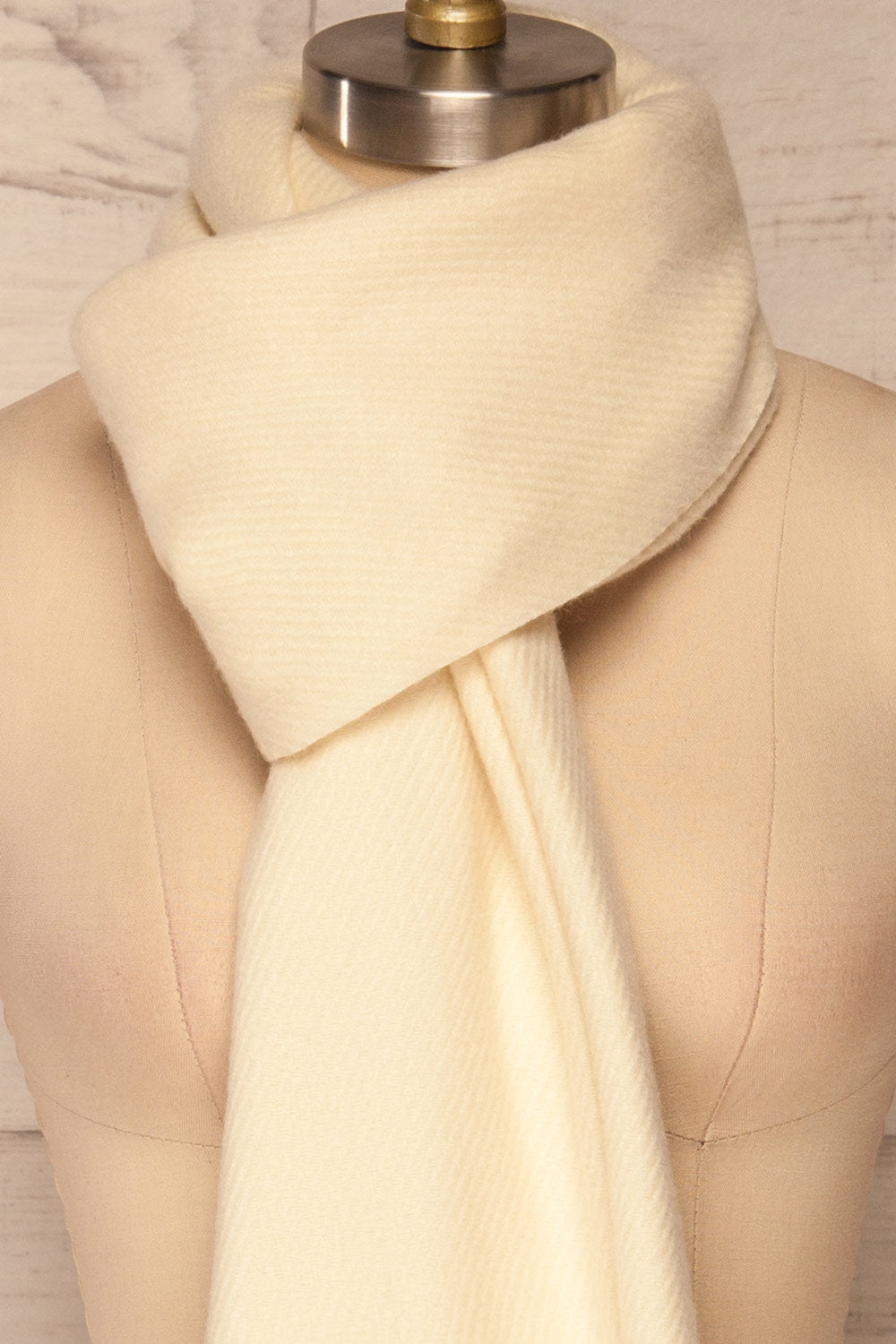 Neige Doree Beige Soft Knitted Scarf | La petite garçonne knot close up