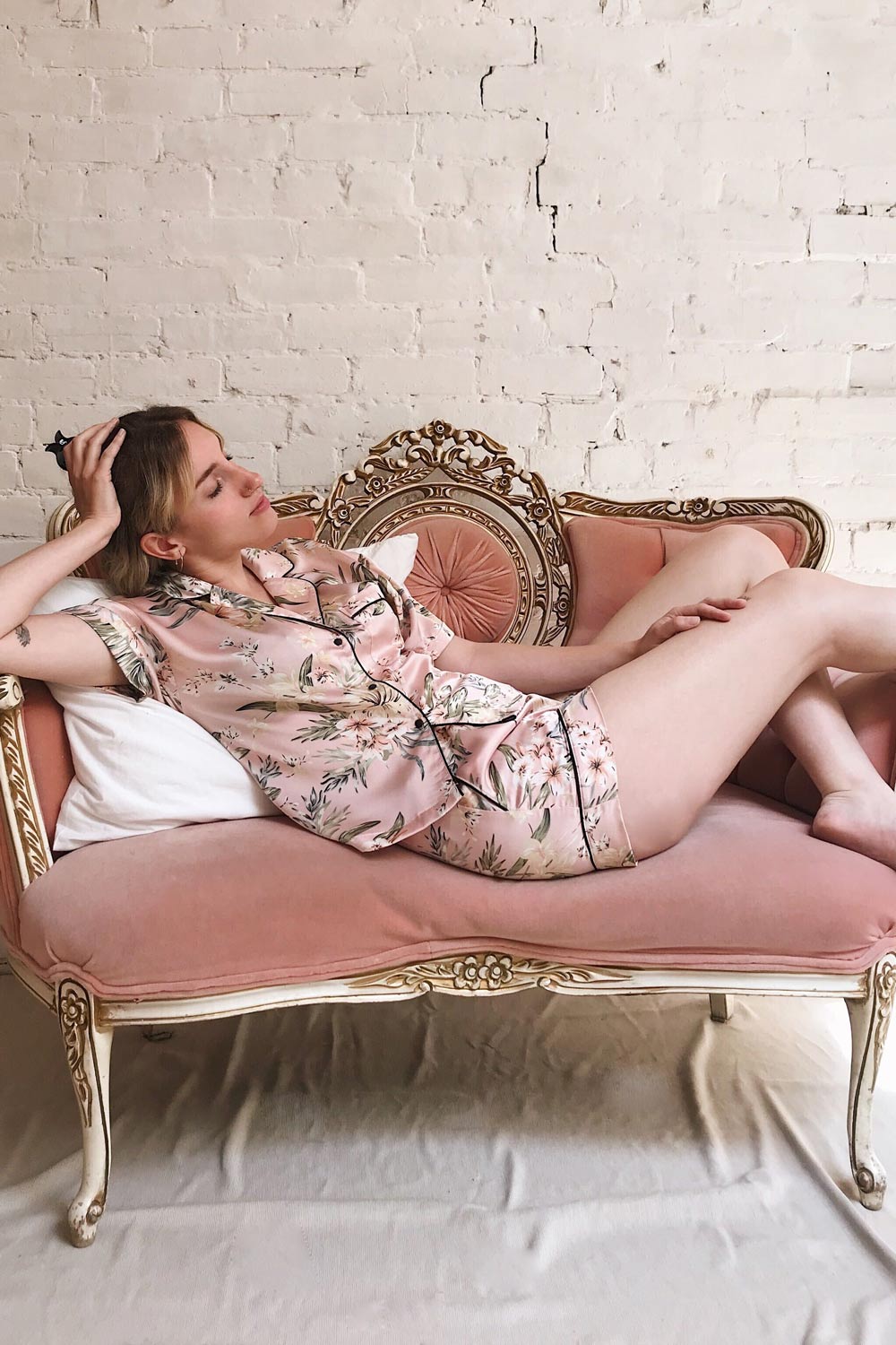 Ensemble Ixchel Pink Floral Print PJ Set | La petite garçonne model look