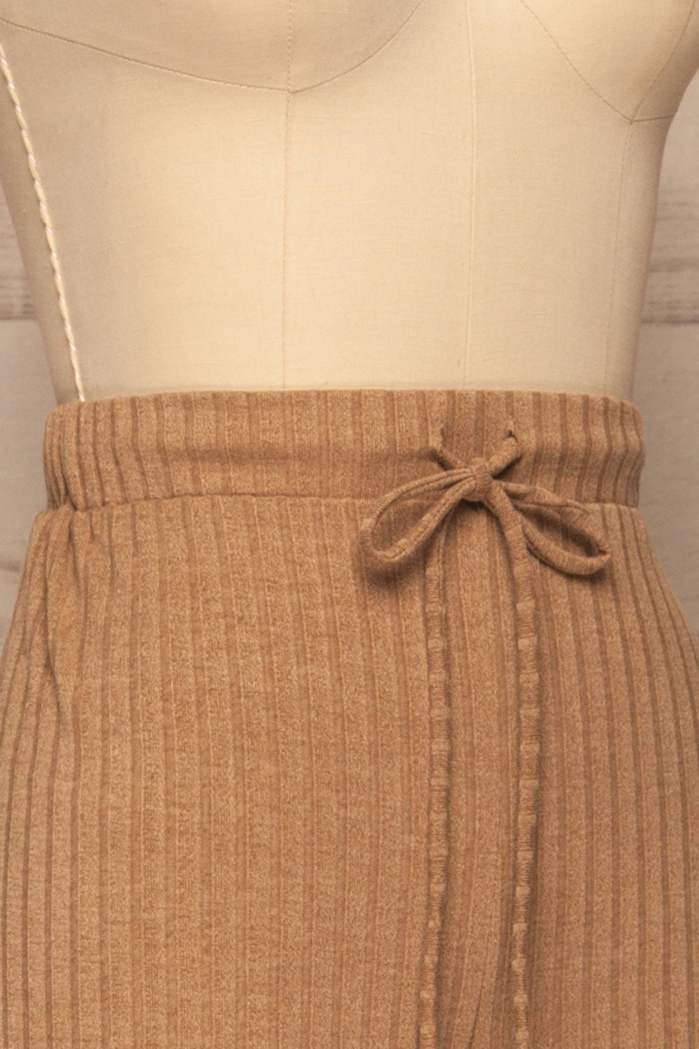 Set Shelyza Taupe Crop Top & Pants | La petite garçonne side pants close-up