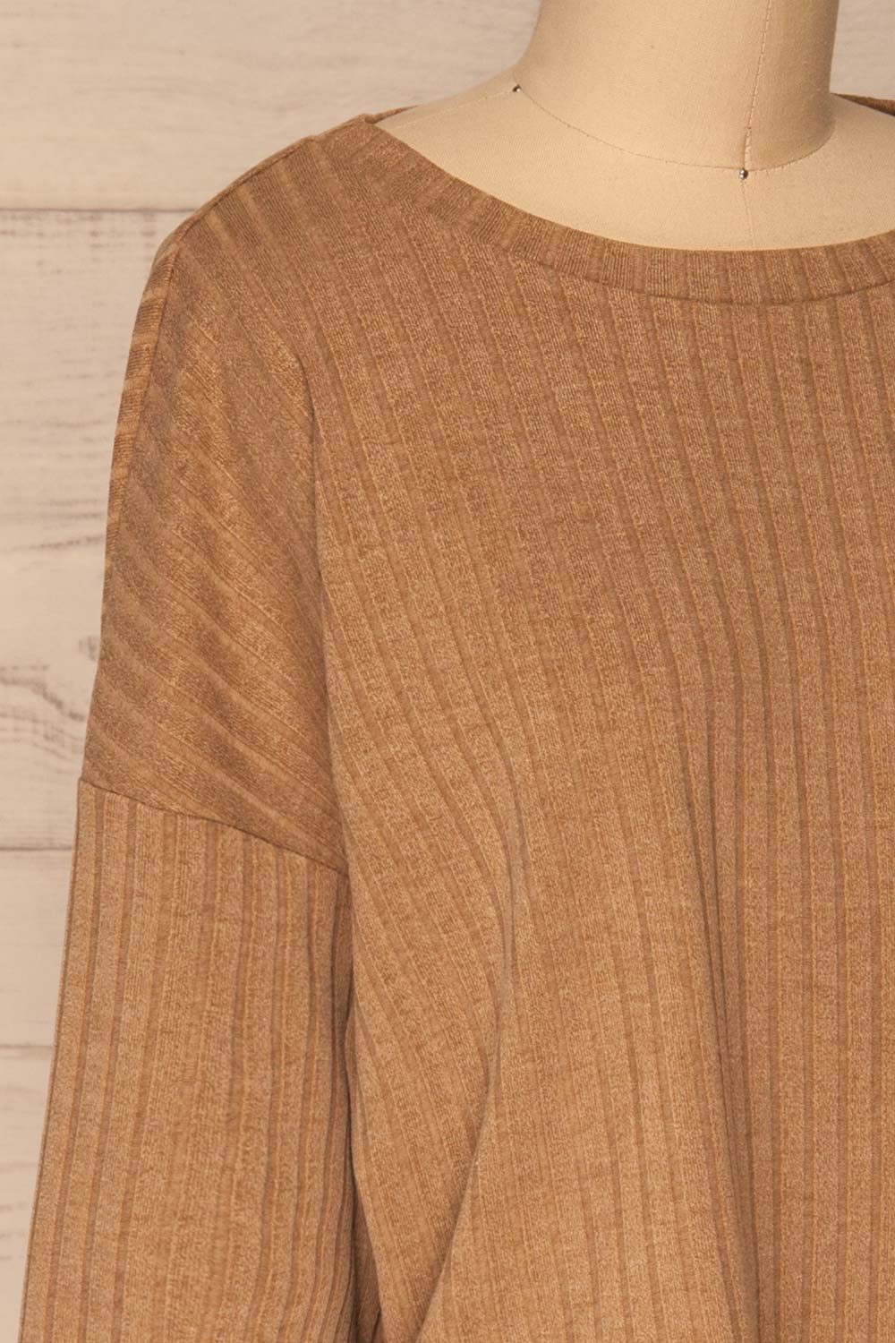 Set Shelyza Taupe Crop Top & Pants | La petite garçonne side top close-up