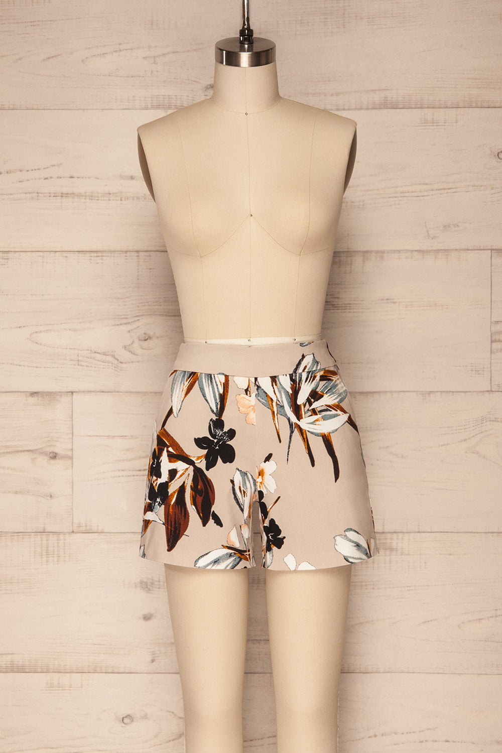 Salerno Beige Floral Shorts w/ Pockets | La petite garçonne front view