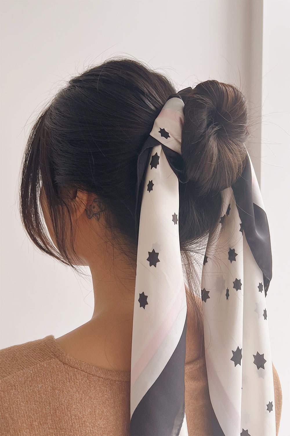 Bord De Mer White Satin Scarf | La petite garçonne on model