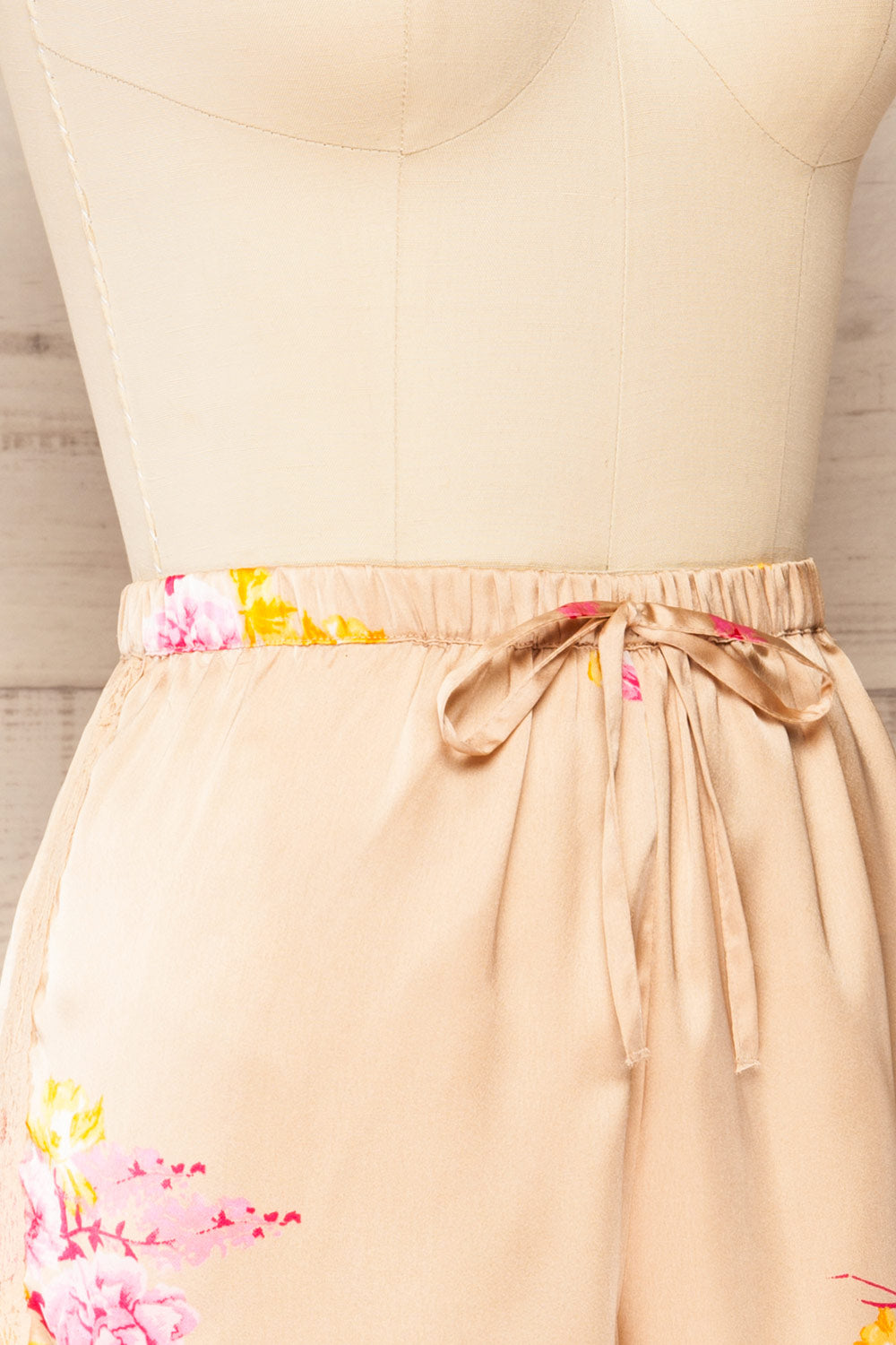 Set Eforie Satin Floral Tank Top And Bottom | La petite garçonne side close-up