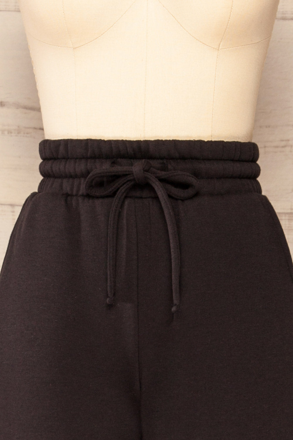 Set Luqa Black Sweater & Joggers Set | La petite garçonne front close-up