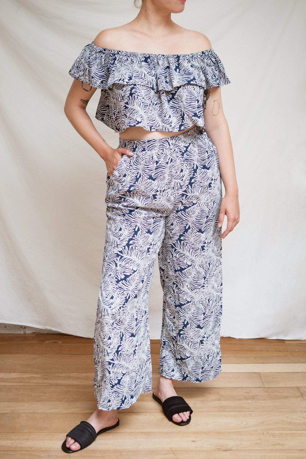 Set Perama Brown Off-Shoulder Top & Palazzo Pants | La petite garçonne model