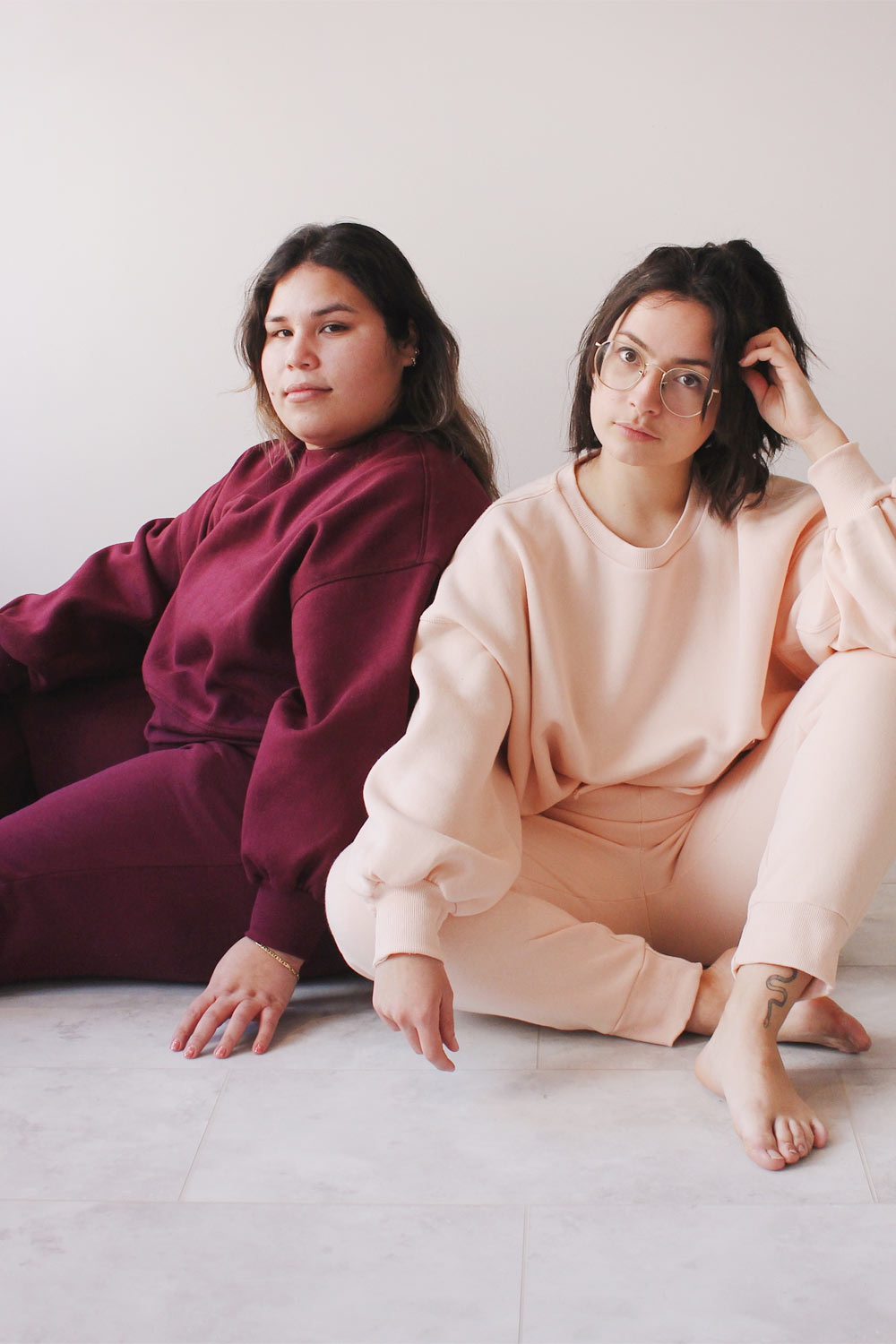 Set Luqa Burgundy Sweater & Joggers | La petite garçonne model duo