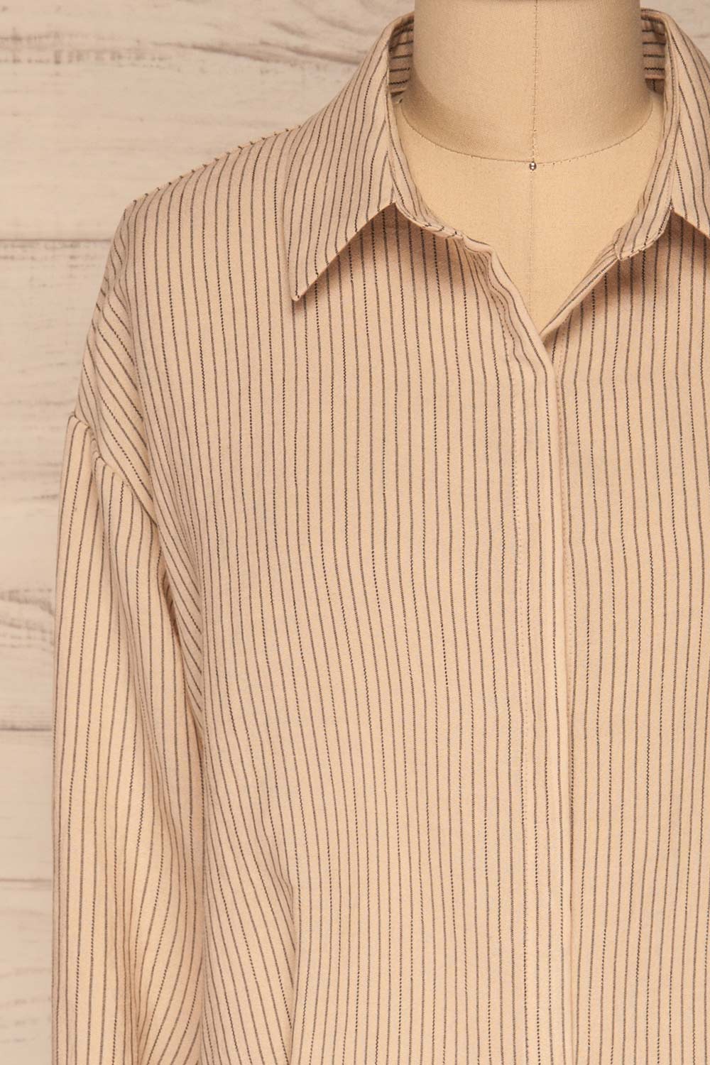 Sucumbios Sand Black Lined Bouse | La petite garçonne front close-up