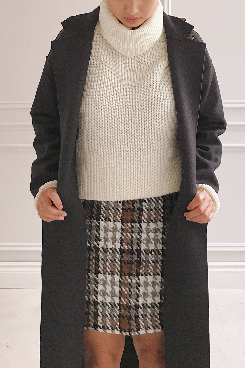 Rennes Burgundy Turtleneck Knit Long Sweater | La petite garçonne model