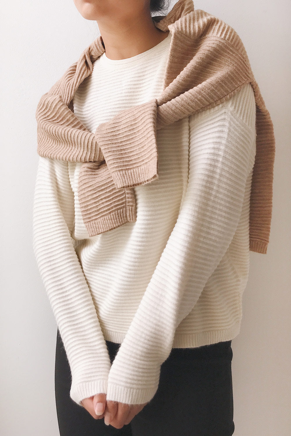 Knares Cream Round Collar Ribbed Sweater | La petite garçonne model