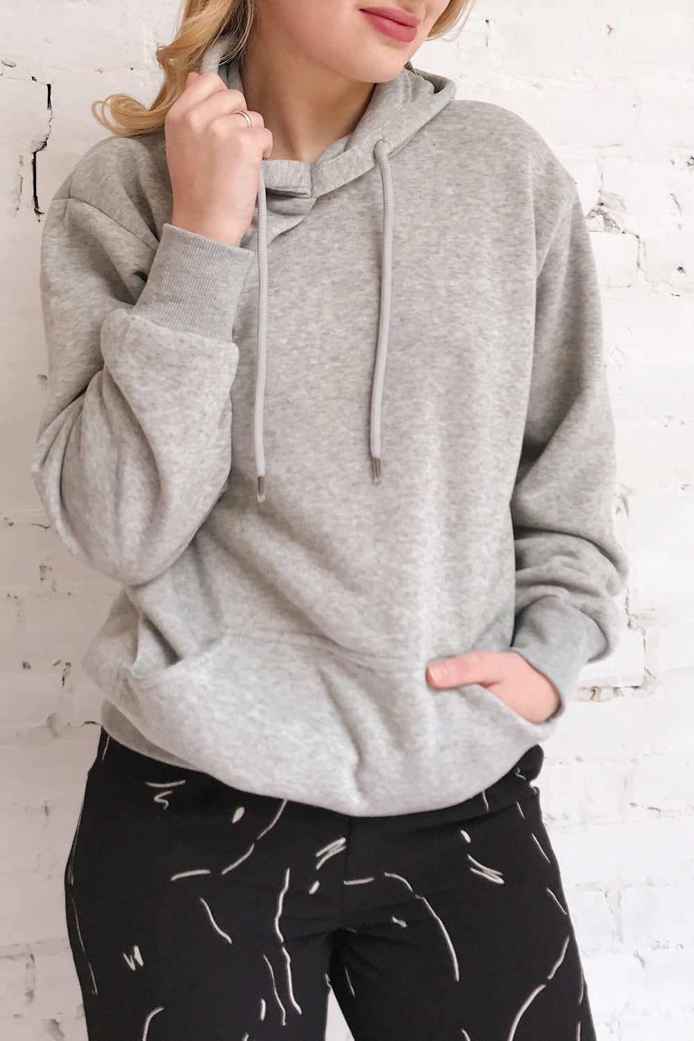 Juxue Fog Grey Hoodie | La petite garçonne model