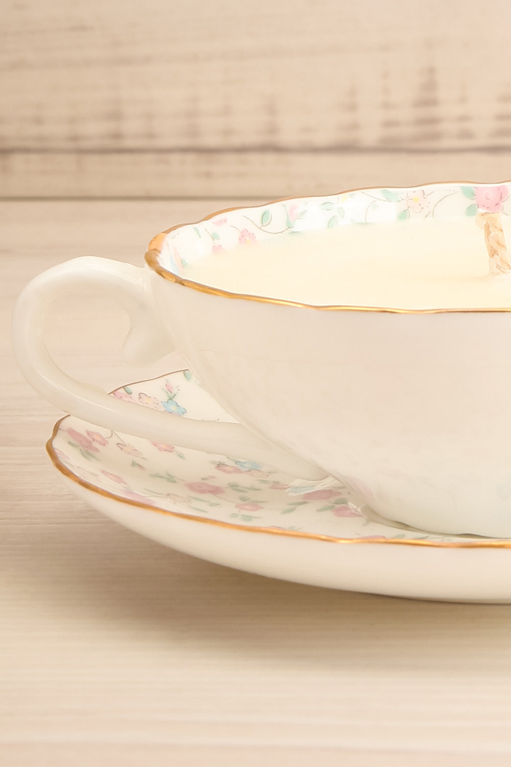 Teacup Candle Rice Flower | La petite garçonne handle close-up