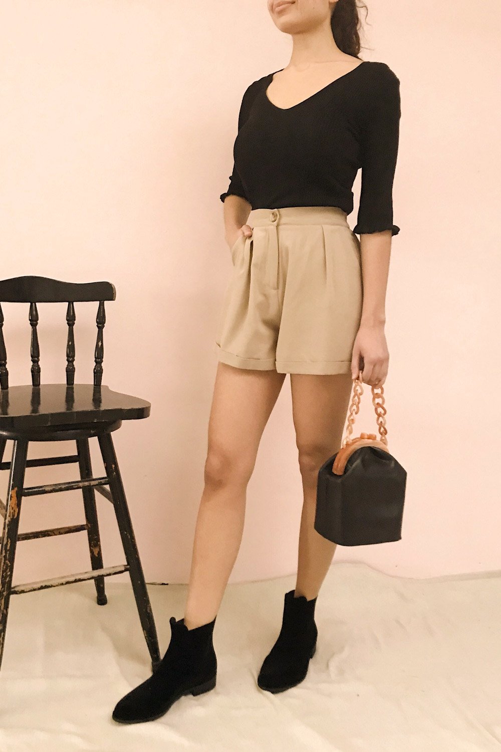 Kolno Black Ribbed Top w/ Half-Sleeves | La petite garçonne model look