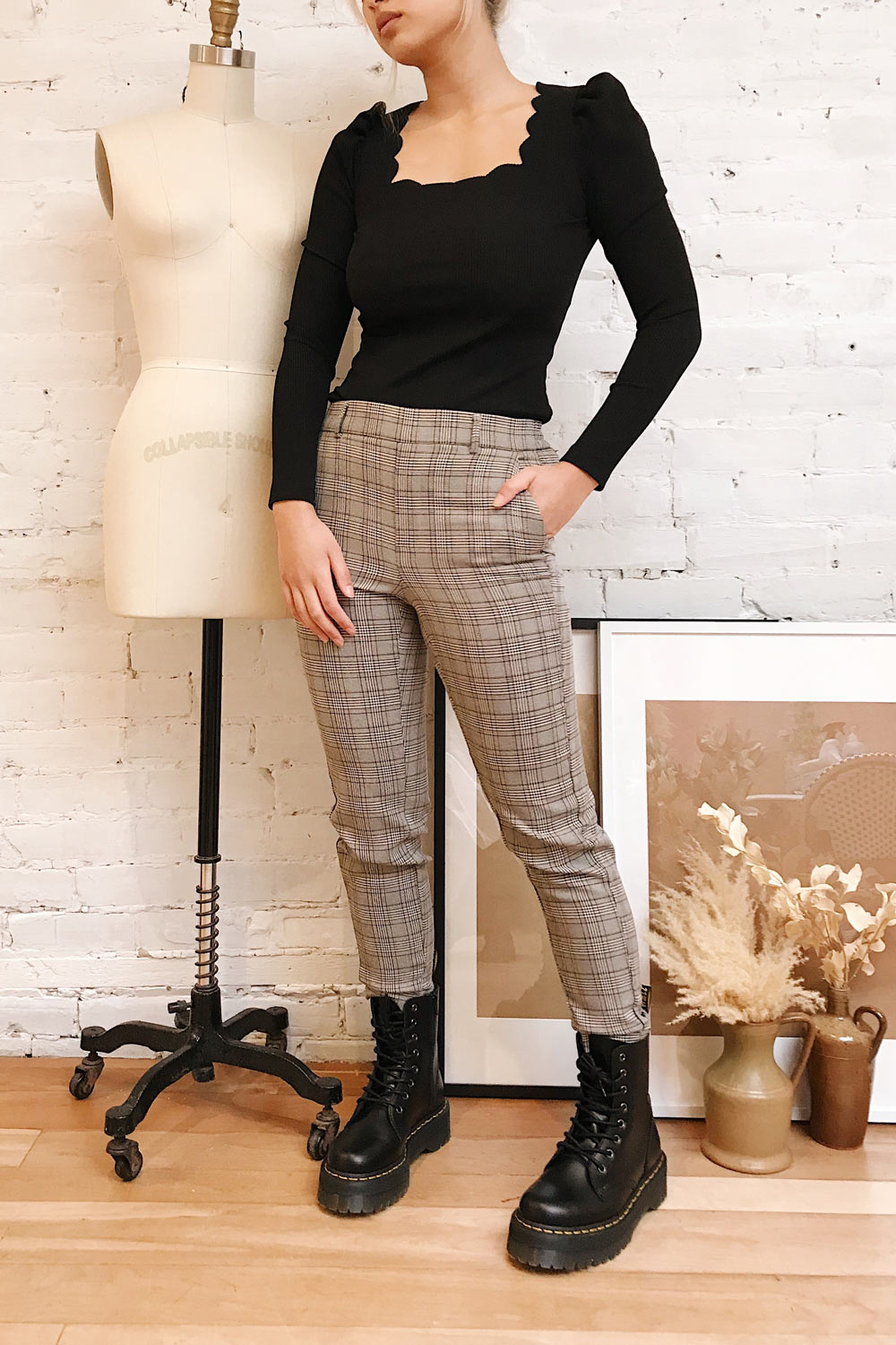 Mragowo Black Ribbed Long Sleeve Top | La petite garçonne model