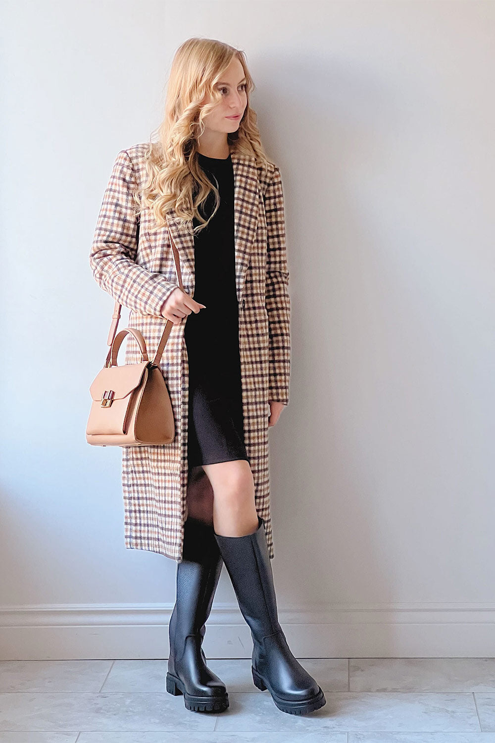 Fuengirola Plaid Trench Coat w/ Pockets | La petite garçonne on model
