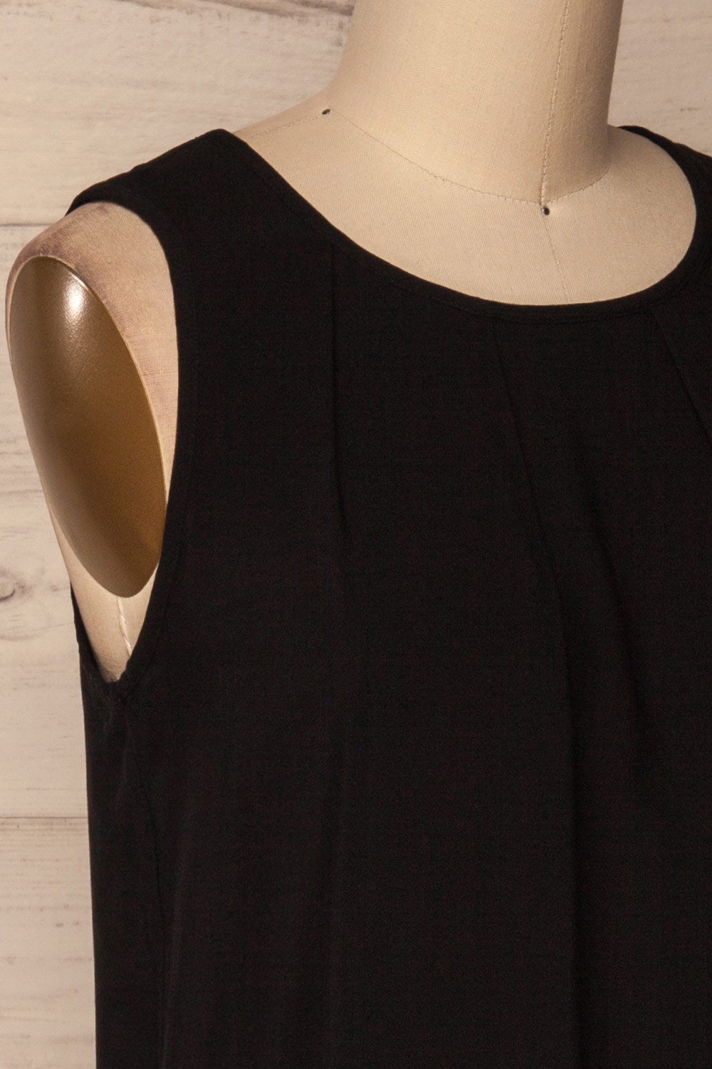 Trute Black Sleeveless Pleated Top with Keyhole | La Petite Garçonne