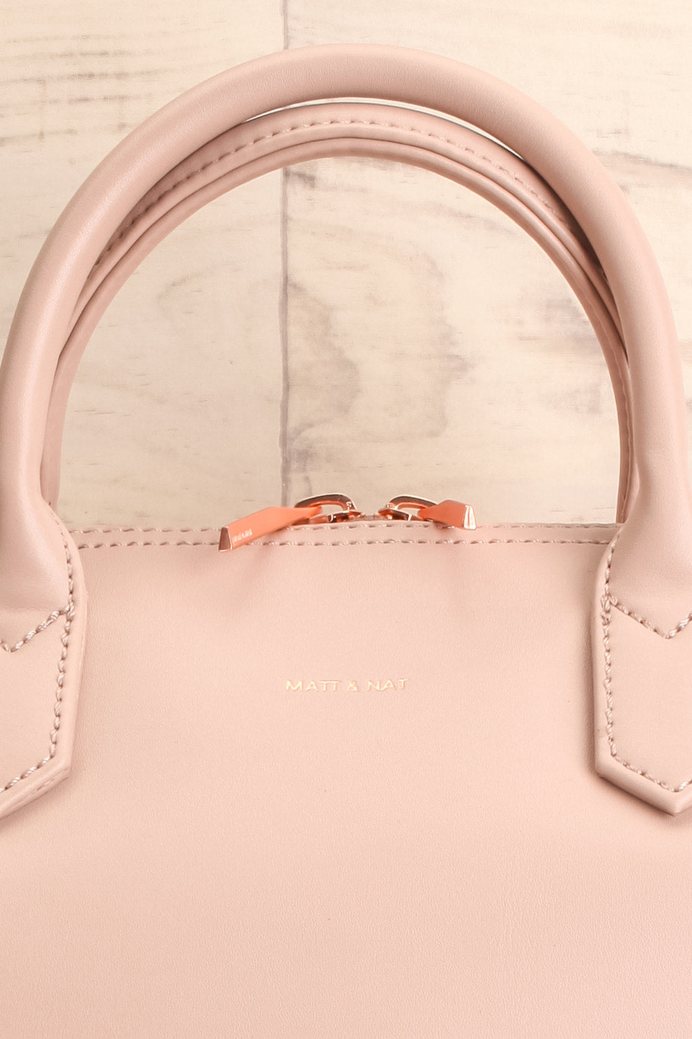 Abbilo Taupe Vegan Weekender Tote Bag dront logo close-up | La Petite Garçonne