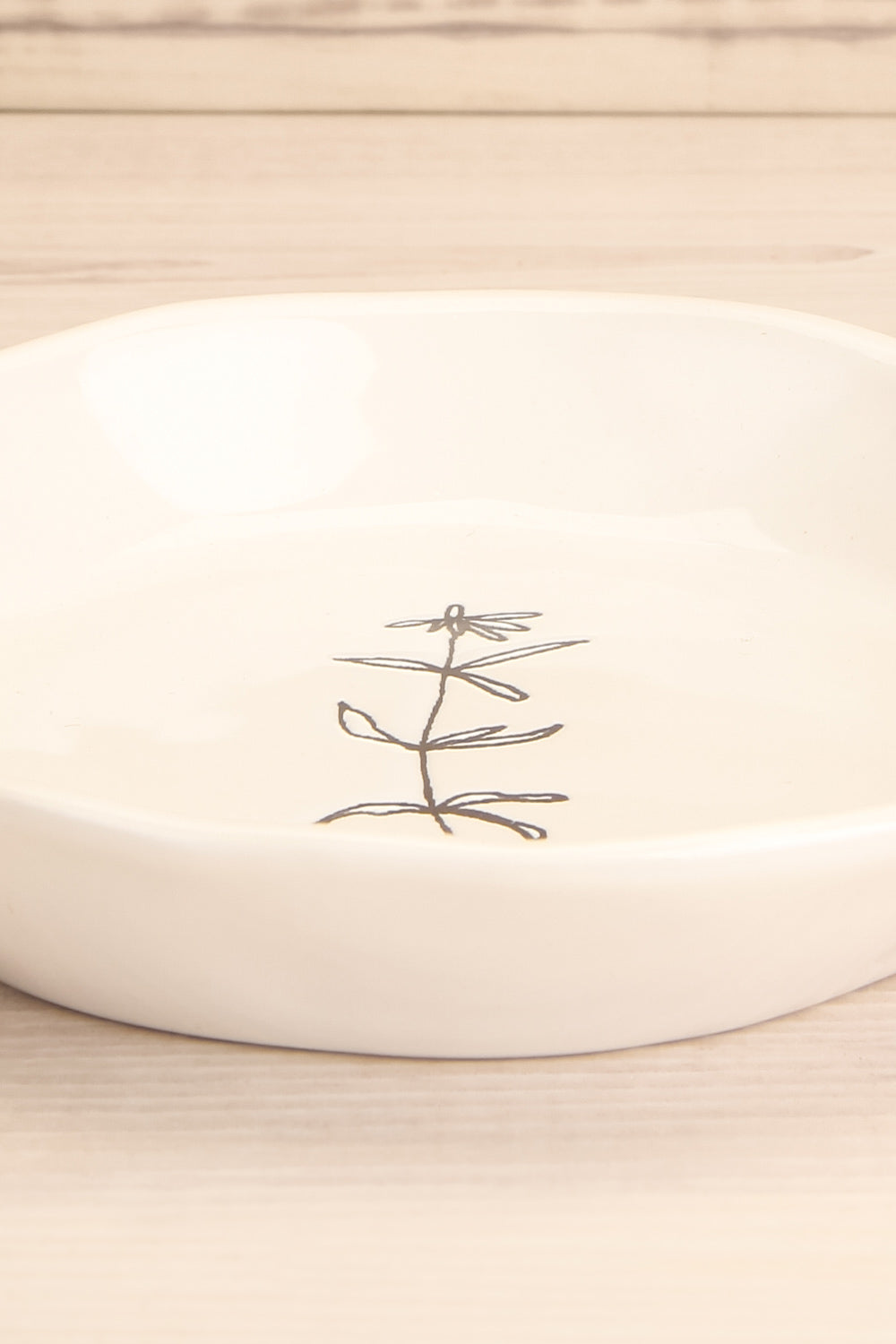 Aberdare White Ceramic Plate with Flower flat close-up | La Petite Garçonne Chpt. 2