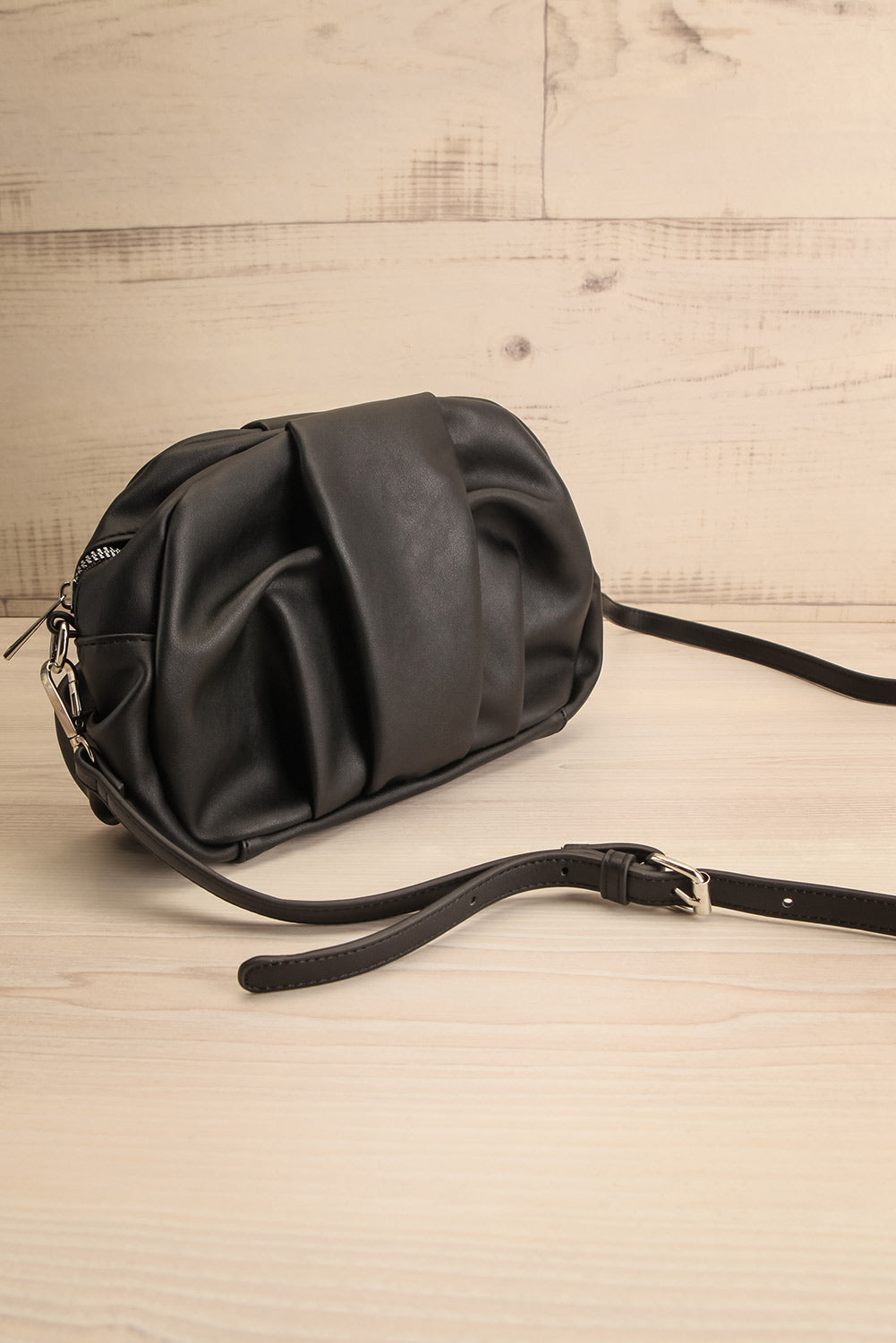 Ahuimanu Pleated Handbag | La petite garçonne side view