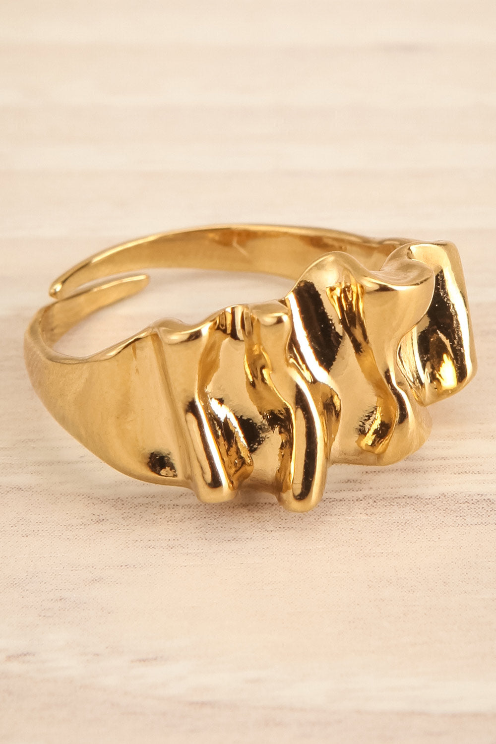 Alimoor Gold Wavy Ring | La petite garçonne side close-up