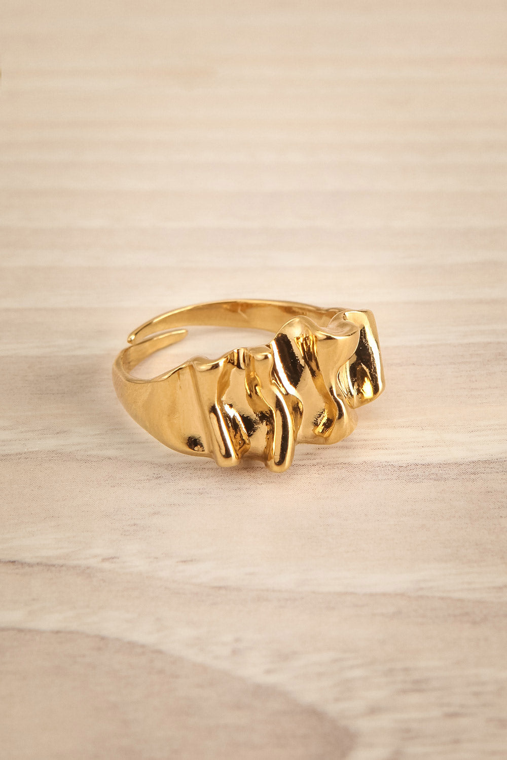 Alimoor Gold Wavy Ring | La petite garçonne side view