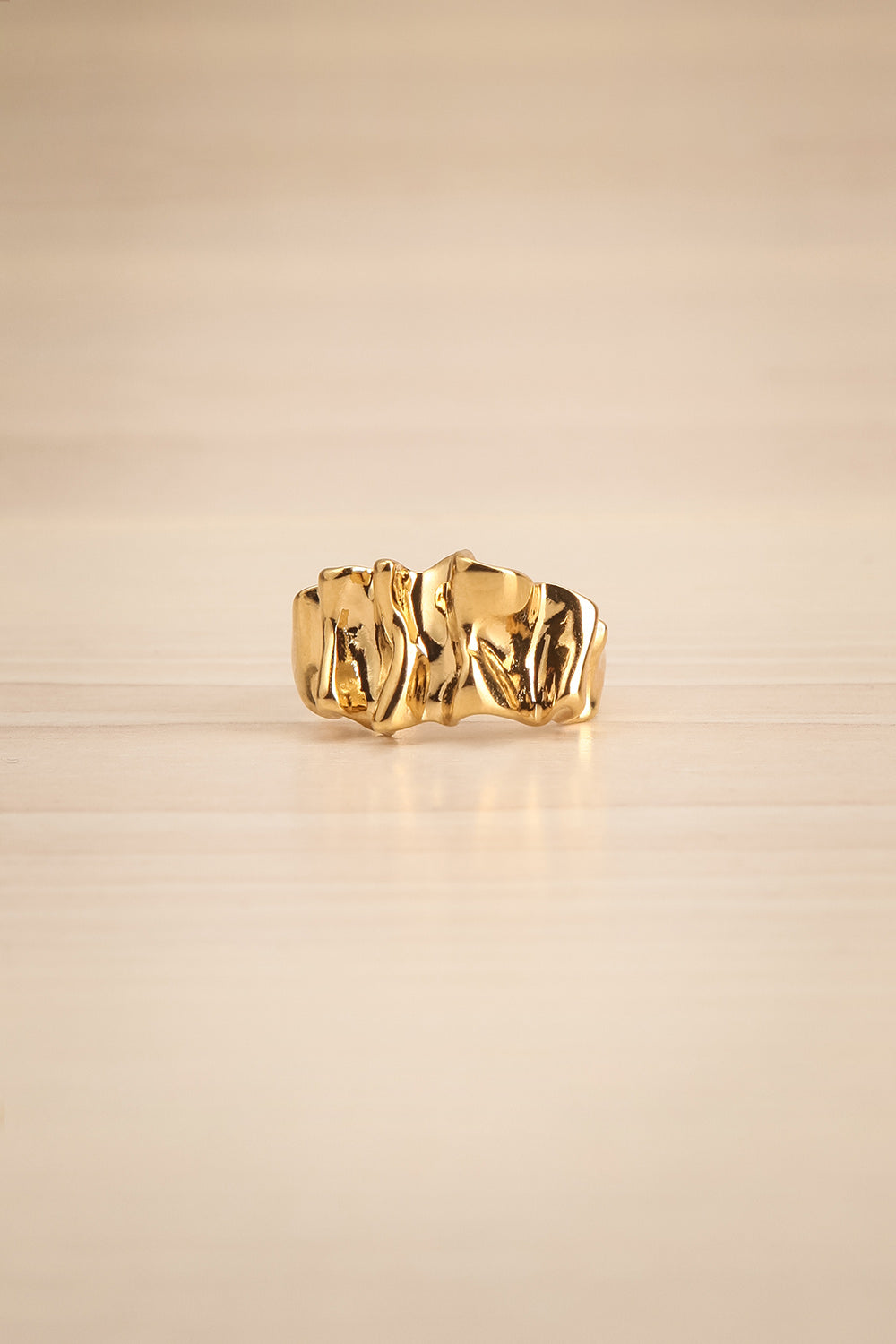 Alimoor Gold Wavy Ring | La petite garçonne close-up