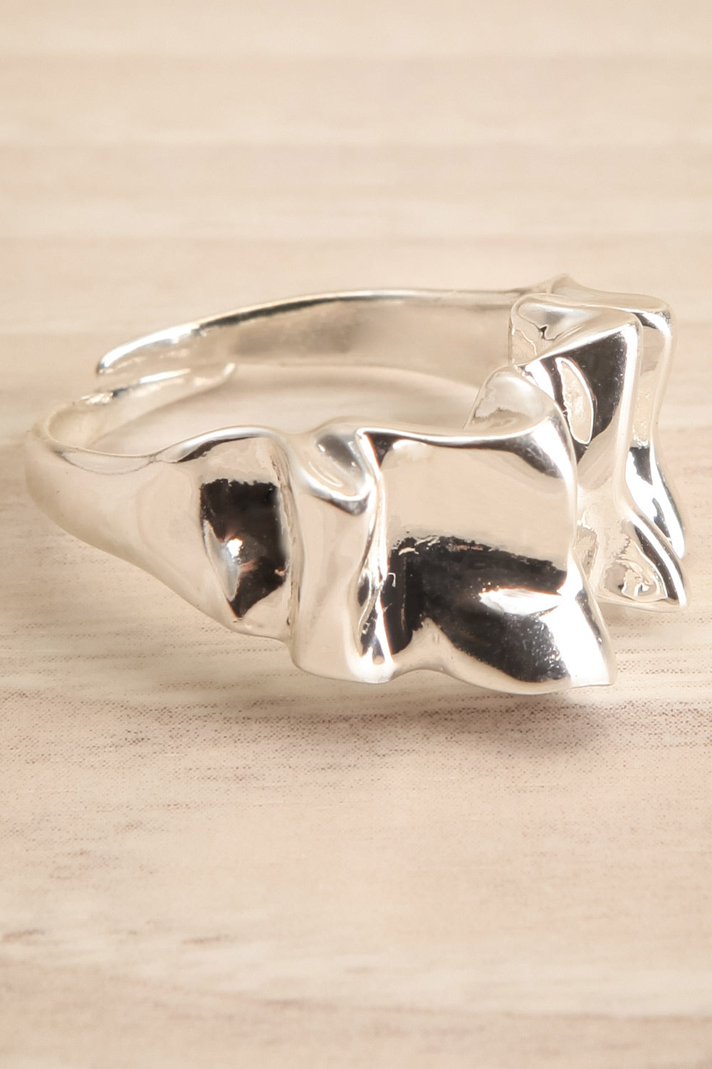 Alimoor Silver Wavy Ring | La petite garçonne sid eclose-up