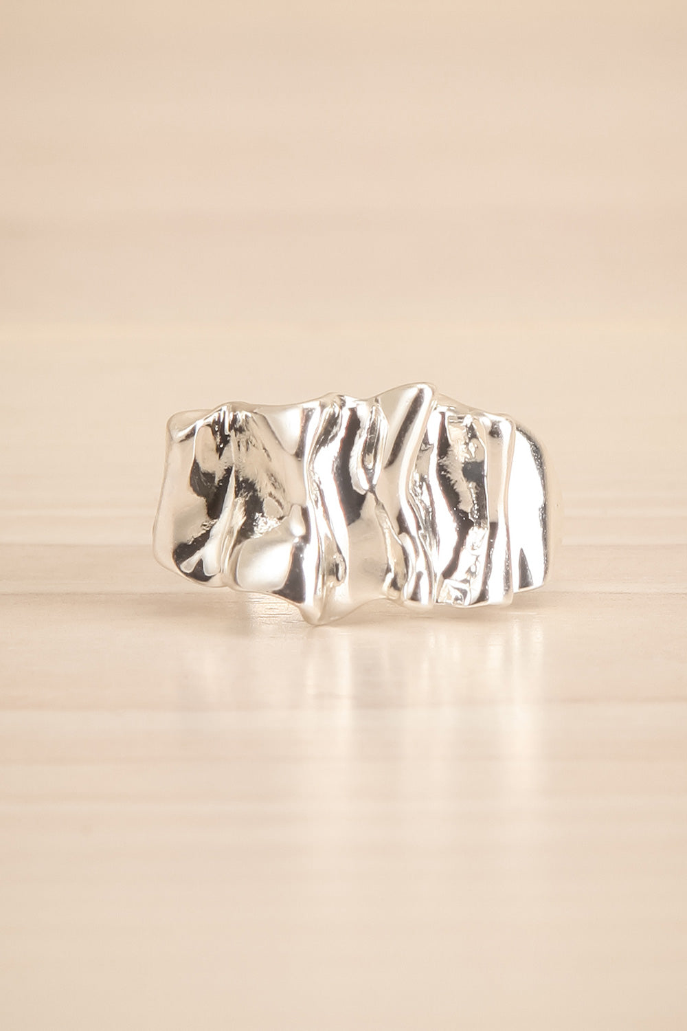 Alimoor Silver Wavy Ring | La petite garçonne close-up