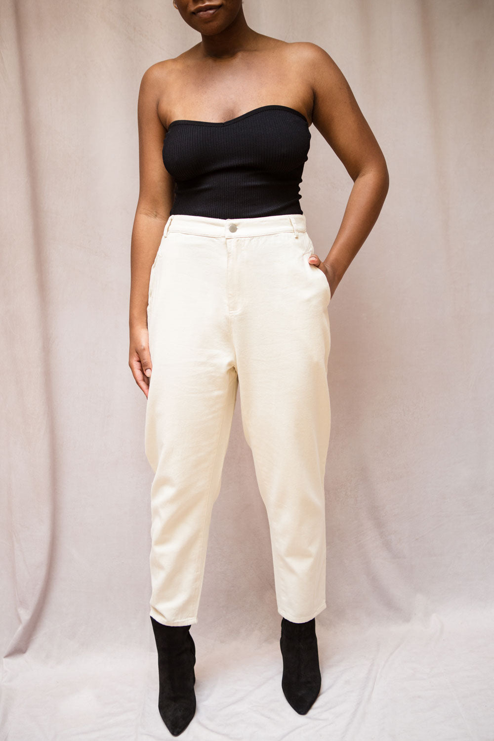 Grazy Camel Cotton Cropped Mom Jeans | La petite garçonne model