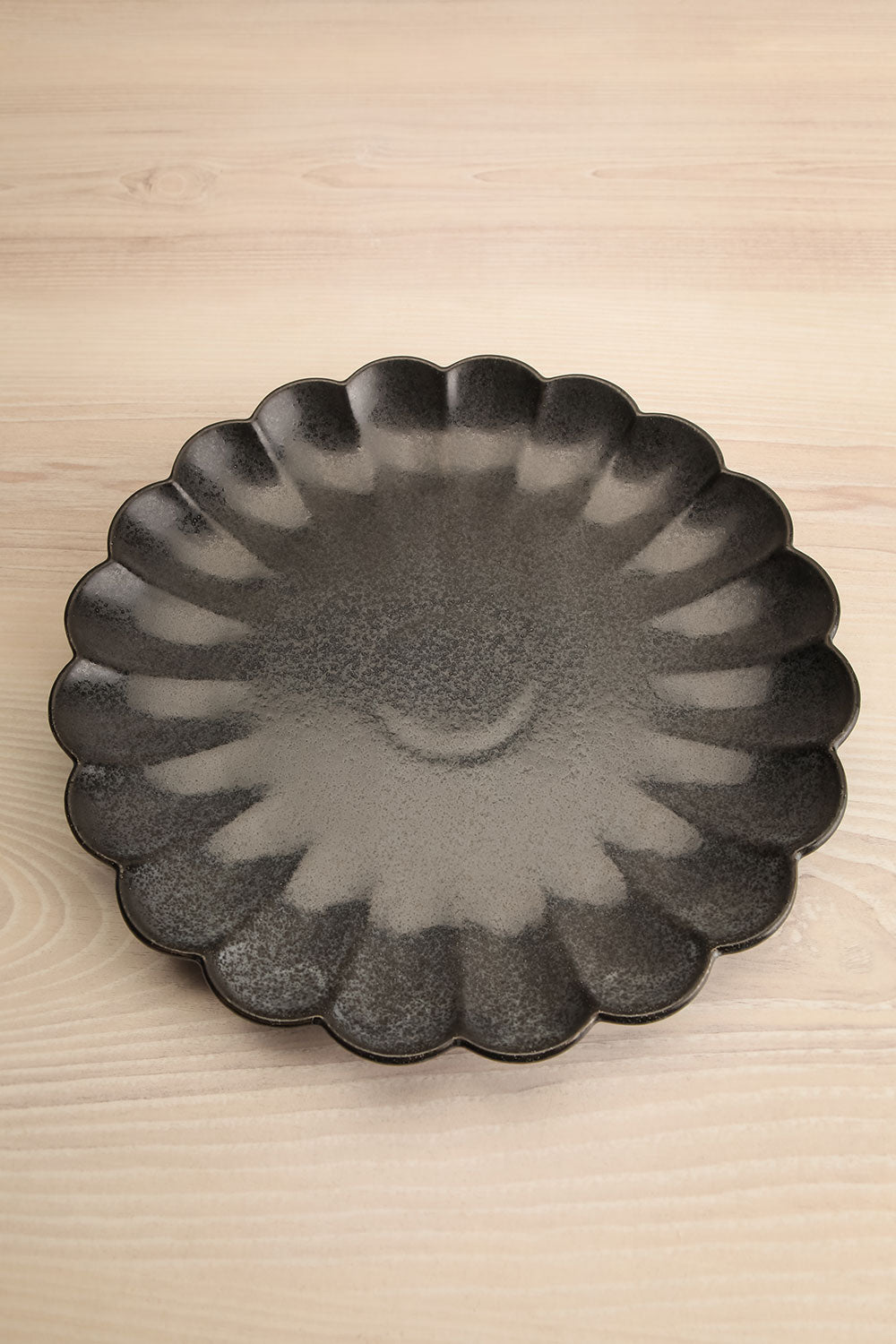 Amelia Plate Black Flower Scalloped Edge | La petite garçonne