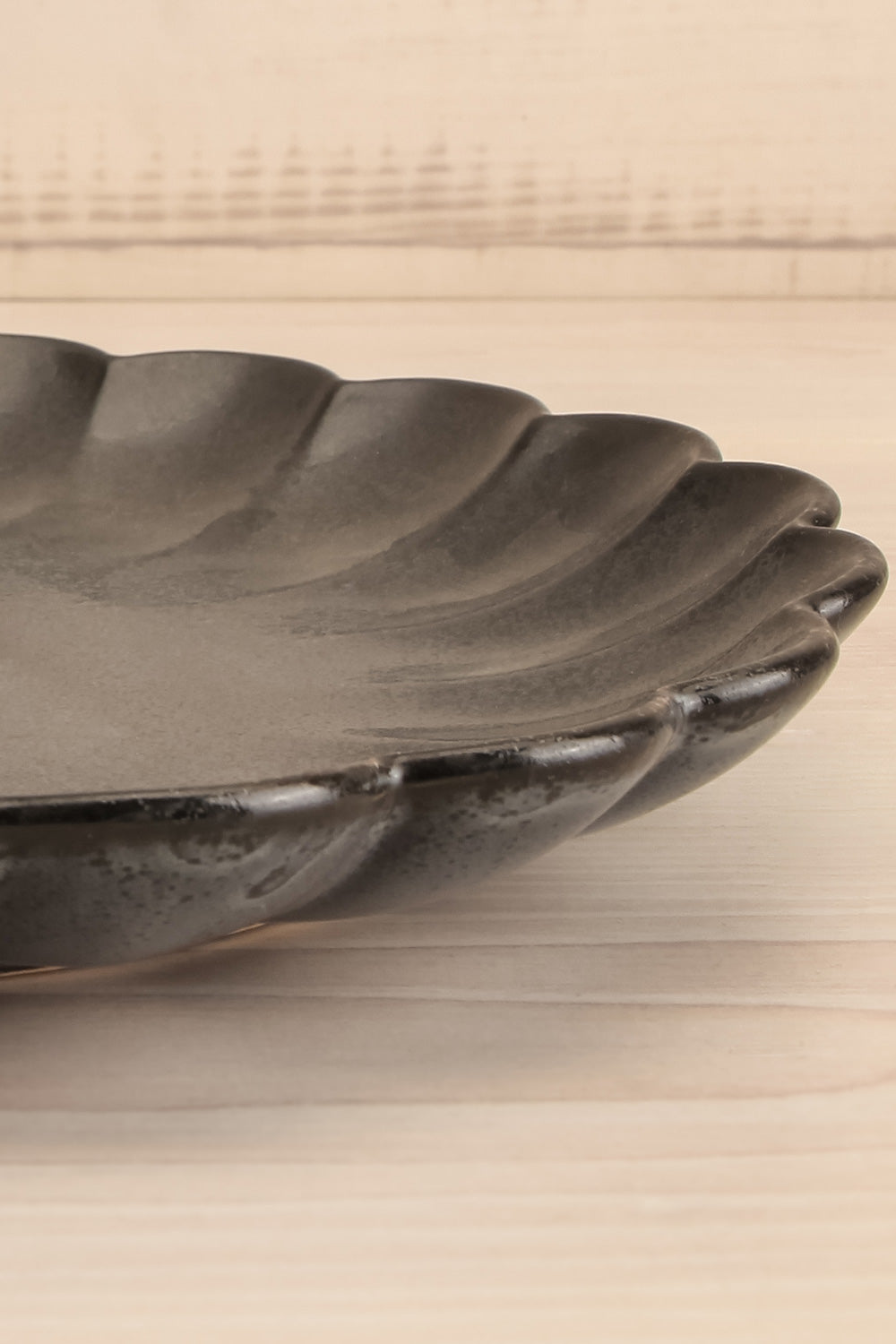 Amelia Plate Black Flower Scalloped Edge | La petite garçonne big close-up