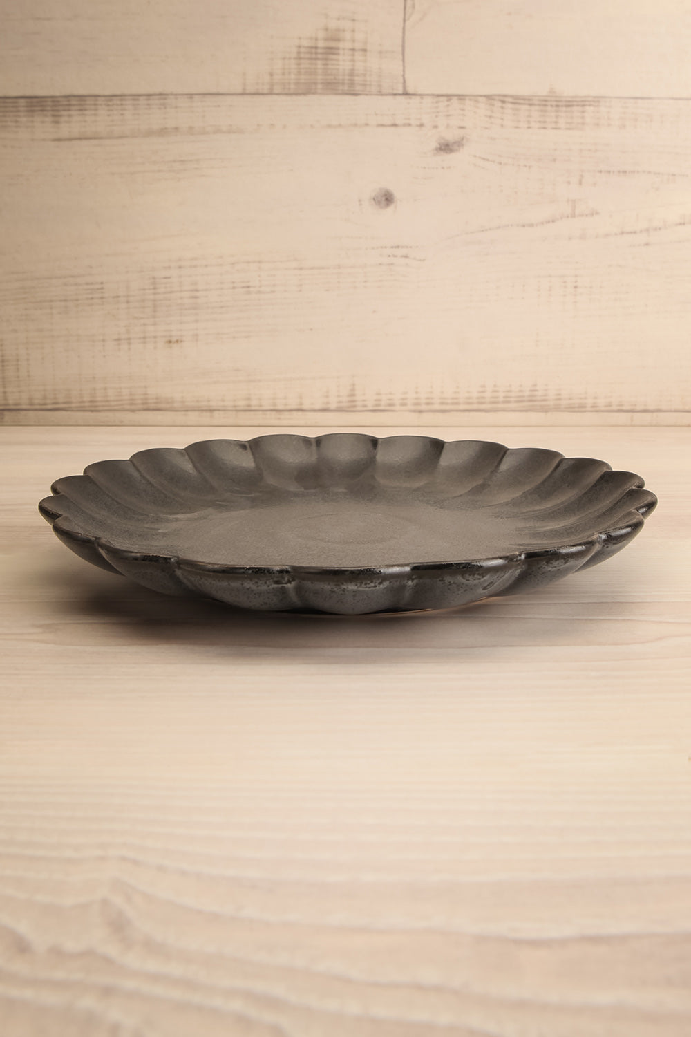 Amelia Plate Black Flower Scalloped Edge | La petite garçonne big