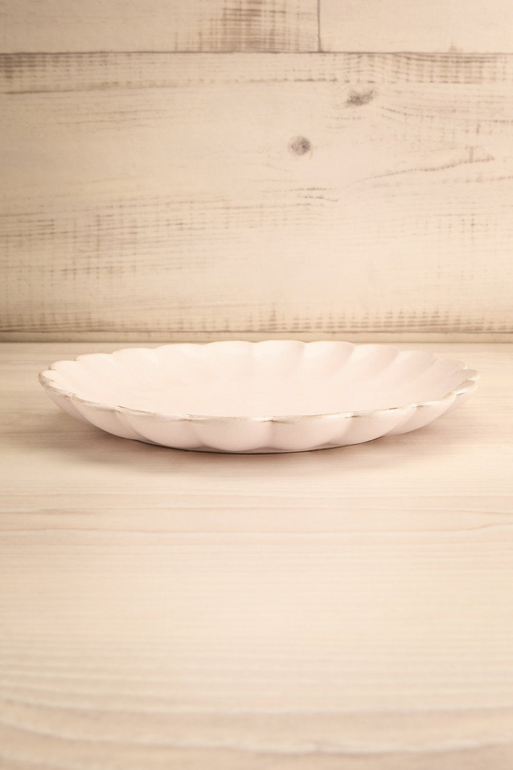 Amelia Plate Blush Flower Scalloped Edge | La petite garçonne side view