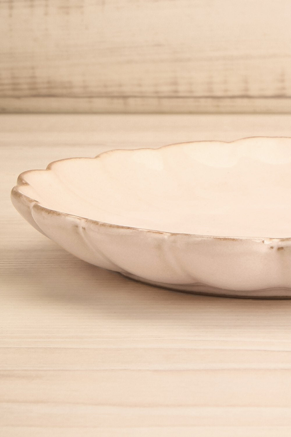 Amelia Plate Blush Flower Scalloped Edge | La petite garçonne side close up