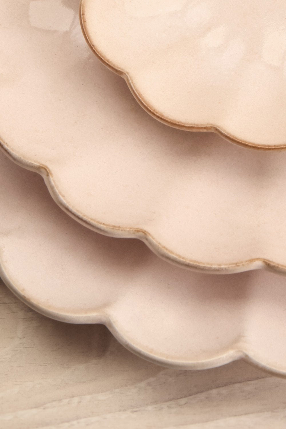 Amelia Plate Blush Flower Scalloped Edge | La petite garçonne detail