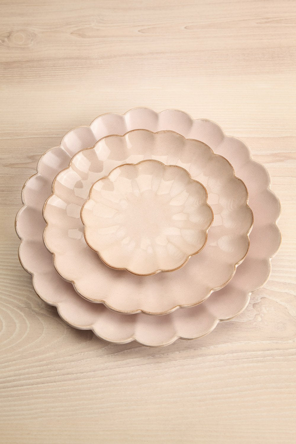 Amelia Plate Blush Flower Scalloped Edge | La petite garçonne top view sizes