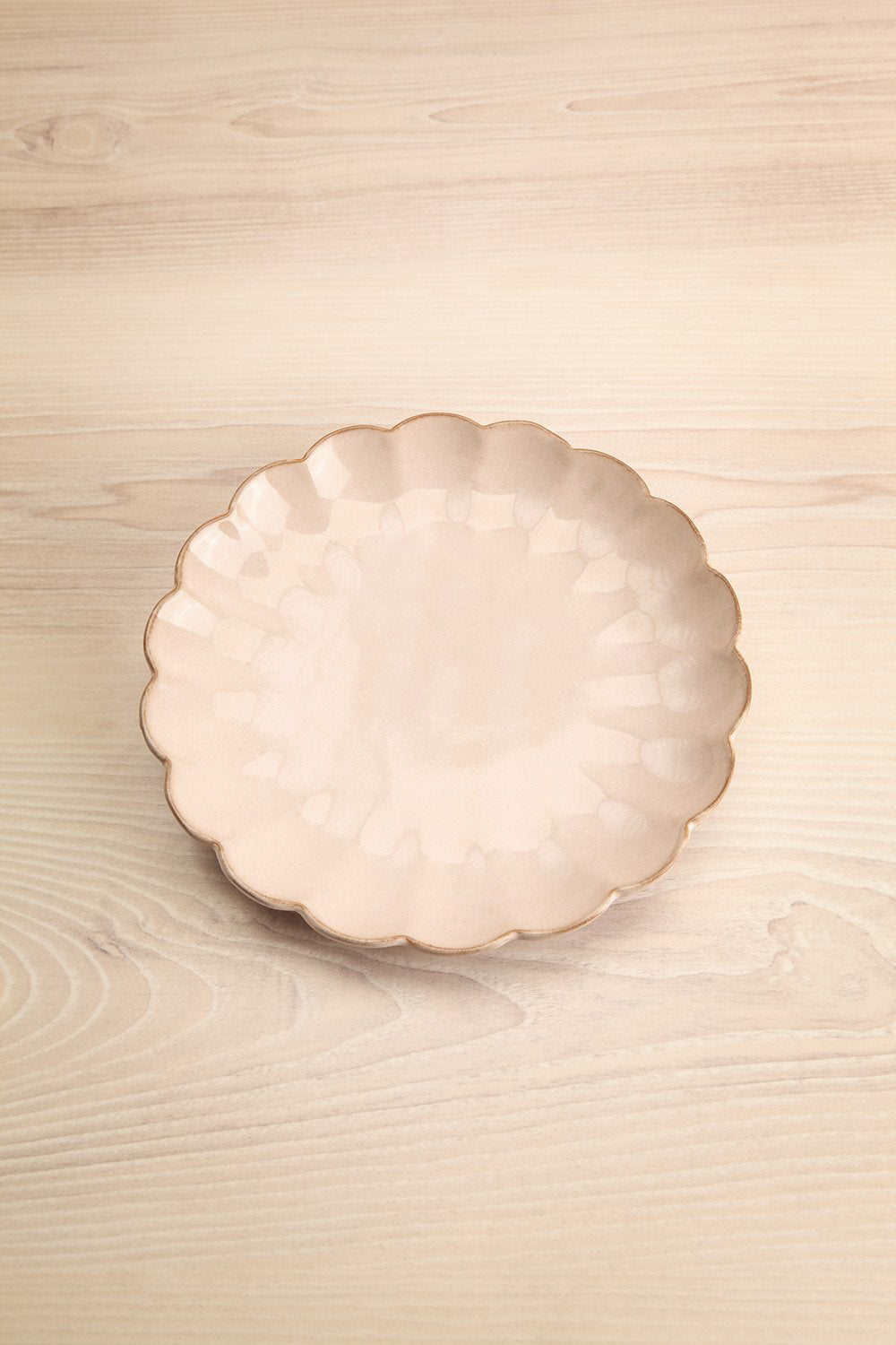 Amelia Plate Blush Flower Scalloped Edge | La petite garçonne top view large