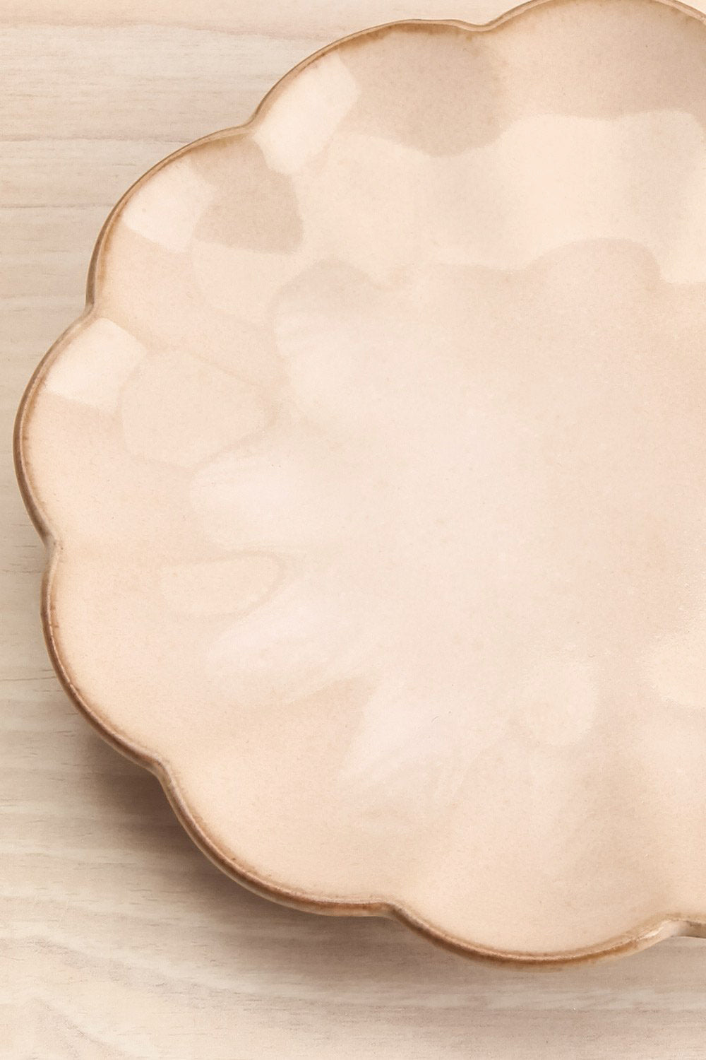 Amelia Plate Blush Flower Scalloped Edge | La petite garçonne close up